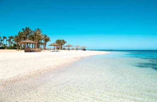 Port Ghalib Apartment | Inviting Chalet with Pool View and Private Beach Access
