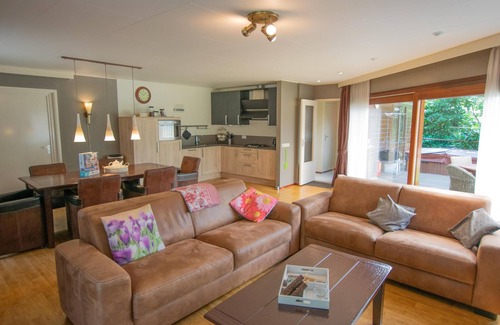 Uden House | Relaxing Chalet with Spa and Beautiful Garden Oasis