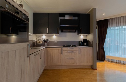 Uden House | Relaxing Chalet with Spa and Beautiful Garden Oasis