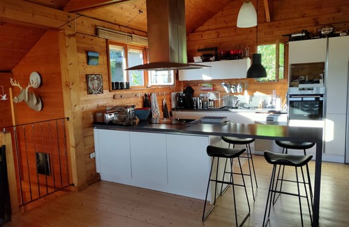 Oye-et-Pallet House | Tranquil Chalet by the Lake with Pool & Spa Amenities