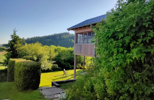 Oye-et-Pallet House | Tranquil Chalet by the Lake with Pool & Spa Amenities
