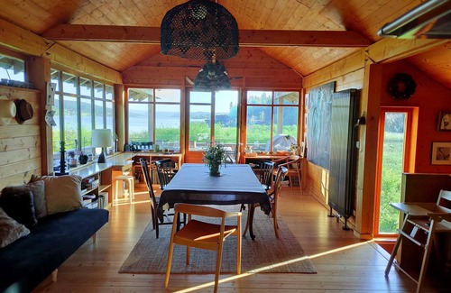 Oye-et-Pallet House | Tranquil Chalet by the Lake with Pool & Spa Amenities