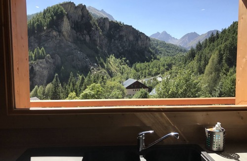 Valloire Ski Chalet | Pet-Friendly Chalet Wood: 10/10 Rated with Spa & Breakfast
