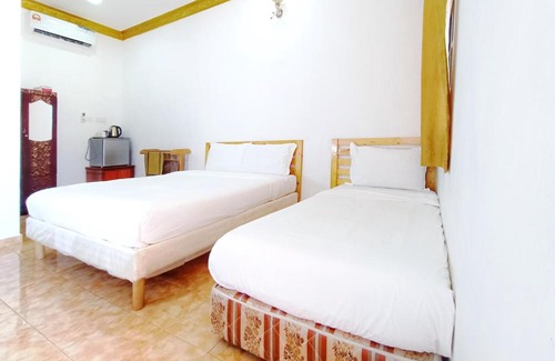 Marang Hotel | Explore Chalet Yunie Marang: Ocean View & Pool Awaits