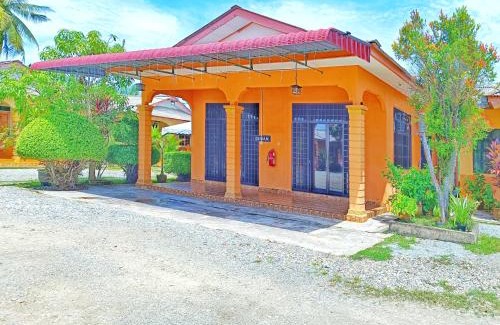 Marang Hotel | Explore Chalet Yunie Marang: Ocean View & Pool Awaits
