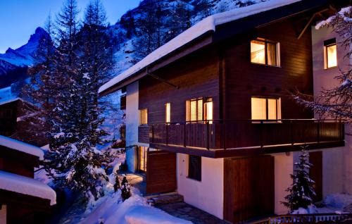 Zermatt Ski Chalet | Zen Retreat in Zermatt: Steps from Ski Lift & Hot Tub
