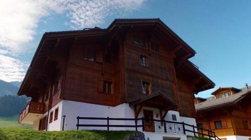 Chateau-d'Oex Apartment | Chalet Zeppelin: Family-Friendly 4-Star Retreat with Great Reviews