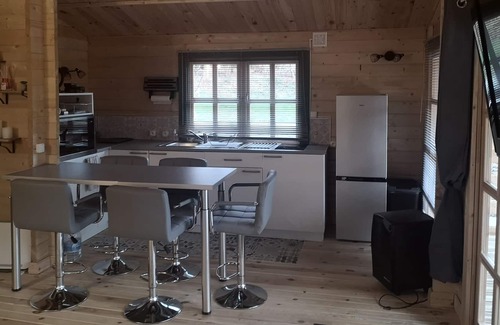 Cast Ski Chalet | Cozy Chalet for 5-6, Steps from Douarnenez Beaches