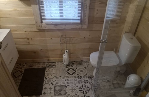 Cast Ski Chalet | Cozy Chalet for 5-6, Steps from Douarnenez Beaches