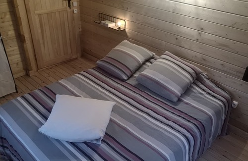 Cast Ski Chalet | Cozy Chalet for 5-6, Steps from Douarnenez Beaches