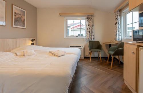 Sint-Annaland Hotel | Scenic Oceanfront Retreat at Chaletparc Krabbenkreek Zeeland