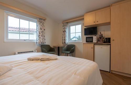 Sint-Annaland Hotel | Scenic Oceanfront Retreat at Chaletparc Krabbenkreek Zeeland