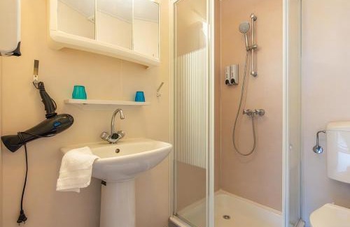 Sint-Annaland Hotel | Scenic Oceanfront Retreat at Chaletparc Krabbenkreek Zeeland