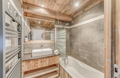 Les Almes Villa | Elegant Chalet ANNAPURNA Lodge GANGA with Hot Tub