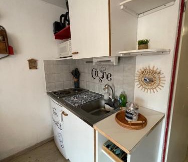 Premanon Apartment | Cozy Mountain Studio with Balcony - Child Friendly Retreat