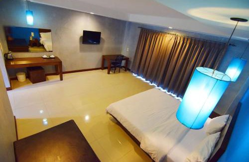 Chumphon Resort | Chalicha Resort: Relax by the Pool and Savor Great Dining