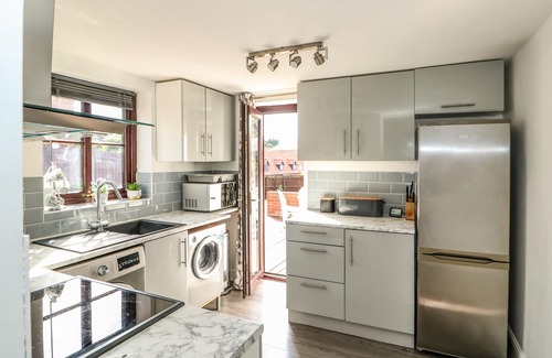 Methwold Cottage | Chalk Cottage: Pet-Friendly Getaway in Feltwell Awaits