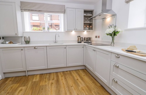 Flamborough Cottage | Experience Chalkstone Cottage: Oceanfront Retreat with Pets