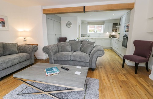 Flamborough Cottage | Experience Chalkstone Cottage: Oceanfront Retreat with Pets