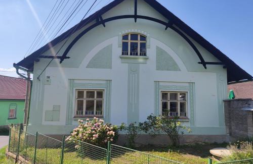Cizkov House | Discover Chalupa Čížkovská desítka with Pool & Family Fun