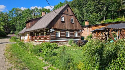 Cerny Dul Ski Chalet | Relax at Chalupa Čistá v Krkonoších - Family-Friendly Retreat