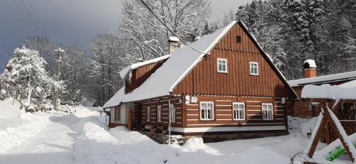 Cerny Dul Ski Chalet | Relax at Chalupa Čistá v Krkonoších - Family-Friendly Retreat