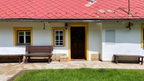 Velke Petrovice House | Discover Chalupa Amálka - Pet-Friendly Oasis with Pool