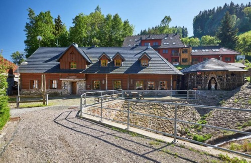Zacler Ski Chalet | Pet-Friendly Chalupa Baba-jaga Žacléř with Pool Access