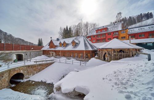Zacler Ski Chalet | Pet-Friendly Chalupa Baba-jaga Žacléř with Pool Access