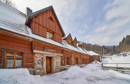 Zacler Ski Chalet | Pet-Friendly Chalupa Baba-jaga Žacléř with Pool Access