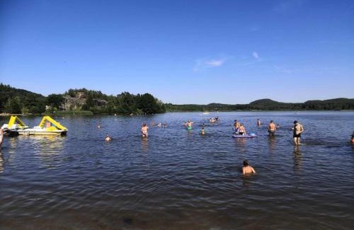 Branzez House | Pet-Friendly Retreat at Chalupa Branžež by Komárovský Rybník