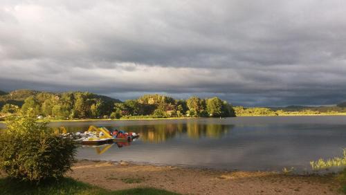 Branzez House | Pet-Friendly Retreat at Chalupa Branžež by Komárovský Rybník