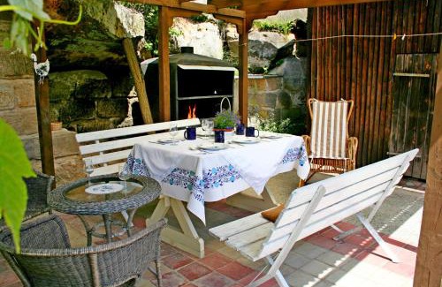 Branzez House | Pet-Friendly Retreat at Chalupa Branžež by Komárovský Rybník