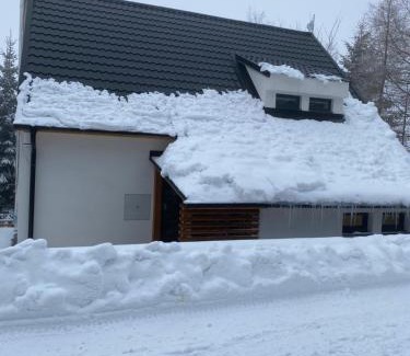 Loucna Pod Klinovcem Ski Chalet | Chalupa Haj 109: Family-Friendly Retreat with Dining Options