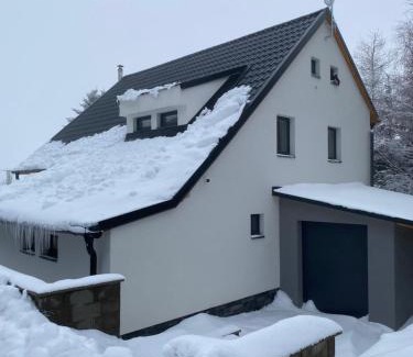 Loucna Pod Klinovcem Ski Chalet | Chalupa Haj 109: Family-Friendly Retreat with Dining Options
