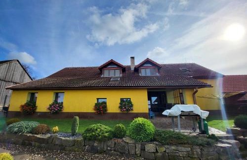 Haluzice Villa | Chalupa Kotár: Family-Friendly Retreat with Breakfast Included