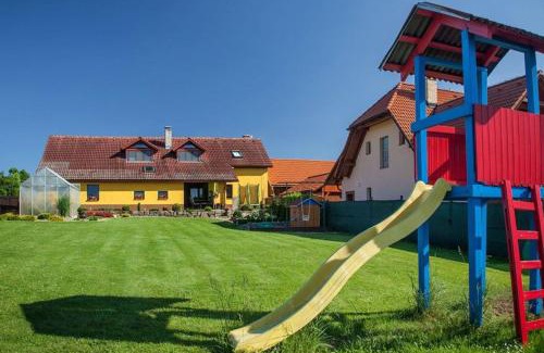 Haluzice Villa | Chalupa Kotár: Family-Friendly Retreat with Breakfast Included