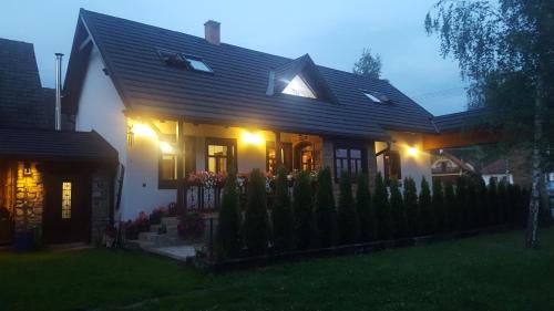 Liptovsky Trnovec House | Top-Rated Chalupa MATEJKO: Pet-Friendly with Spa & Hot Tub