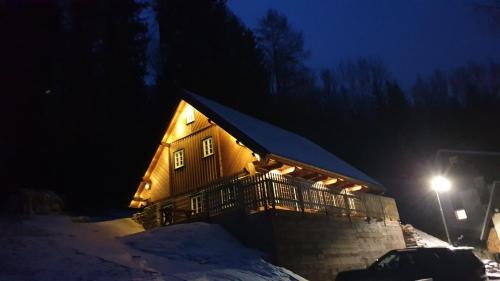Horni Marsov Ski Chalet | Charming Chalupa MODŘÍN: Pet-Friendly Getaway with Spa