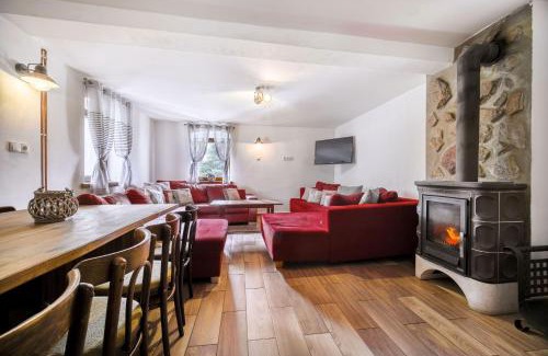 Loucna Pod Klinovcem Cabin | Pet-Friendly Retreat with Pool & Hot Tub - Chalupa Na Skalce