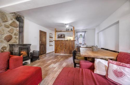 Loucna Pod Klinovcem Cabin | Pet-Friendly Retreat with Pool & Hot Tub - Chalupa Na Skalce