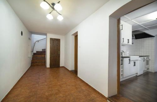 Loucna Pod Klinovcem Cabin | Pet-Friendly Retreat with Pool & Hot Tub - Chalupa Na Skalce