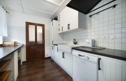 Loucna Pod Klinovcem Cabin | Pet-Friendly Retreat with Pool & Hot Tub - Chalupa Na Skalce