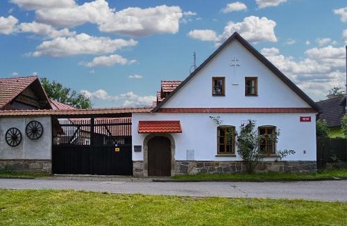 Pisek House | Guest Rated 10/10: Chalupa Semice with Pool & Kitchen