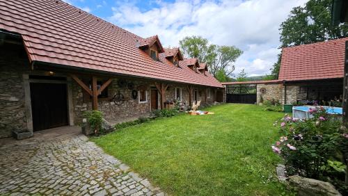 Pisek House | Guest Rated 10/10: Chalupa Semice with Pool & Kitchen
