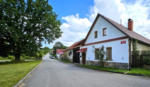 Pisek House | Guest Rated 10/10: Chalupa Semice with Pool & Kitchen