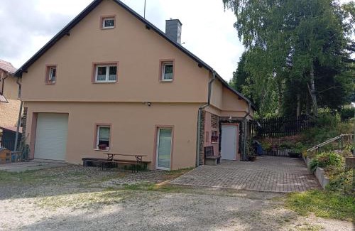 Vejprty House | Guest Rated: 9.3 at Chalupa ve Vejprtech with Family Amenities