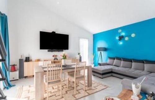 Saint-Saturnin-les-Avignon Bed & Breakfast | Cozy Double Room in Villa with Pool & Ocean View