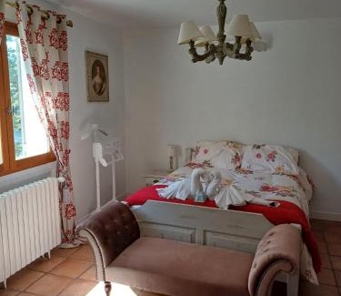 Saint-Saturnin-les-Avignon Bed & Breakfast | Discover Oceanfront Serenity at Suite Tournesol Retreat