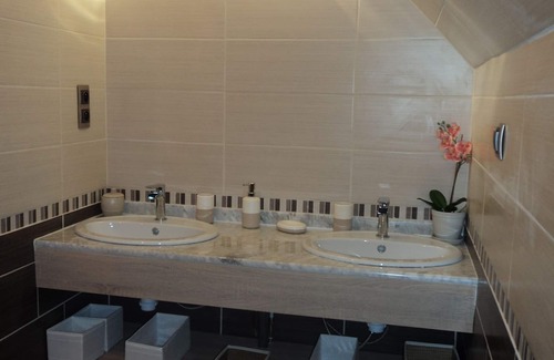 Caumont l'Evente House | Cozy Room for Two with Private Bath and Top Guest Ratings